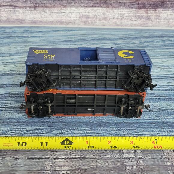 Vintage H.O scale Union Pacific & chessie systems train boxcars blue and brown - Picture 10 of 10